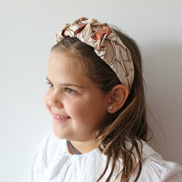 diadema rizada beige fall modelo niña