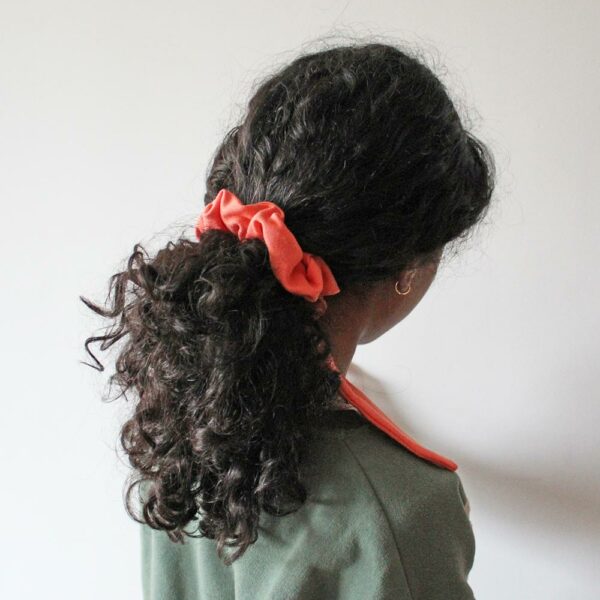 scrunchie lazo salmón modelo niña