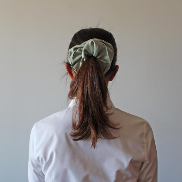 maxi scrunchie satén verde suave