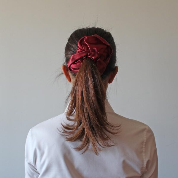 maxi scrunchie satén vino rojo