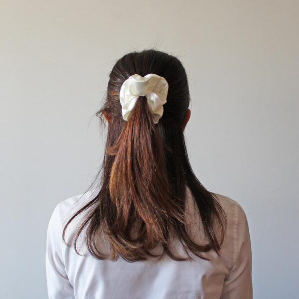 scrunchie satén blanco brillante modelo adulta