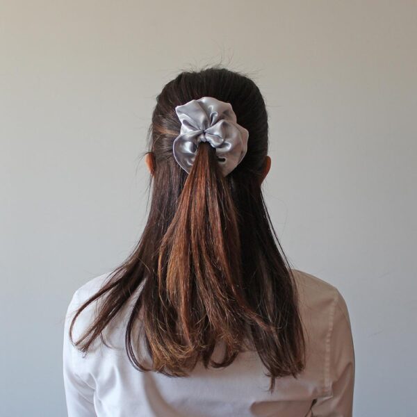 scrunchie satén plateado