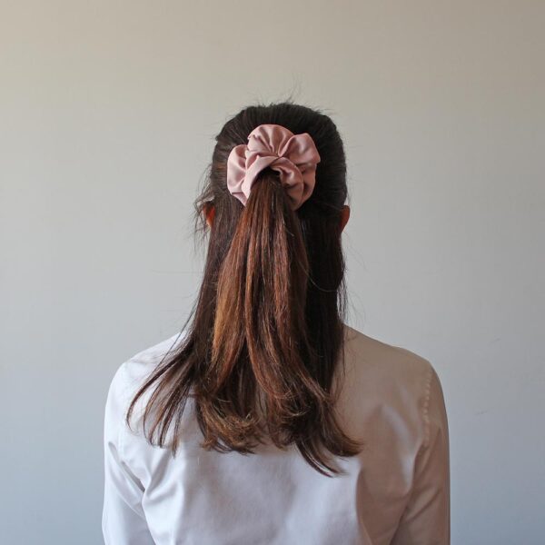 scrunchie satén rosa viejo